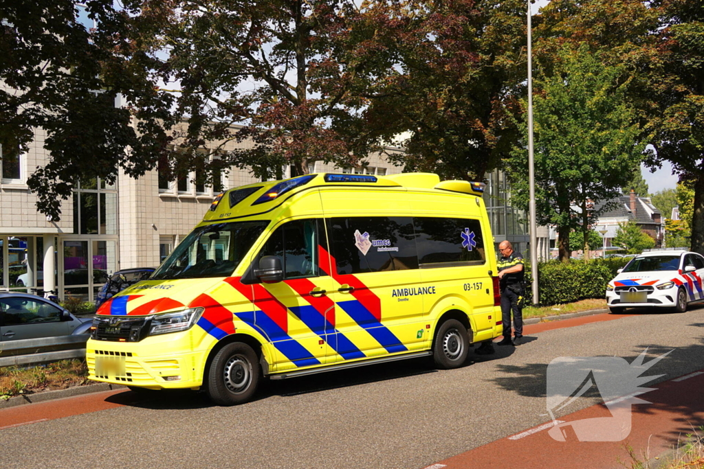 Fatbiker botst achterop lijnbus en raakt gewond