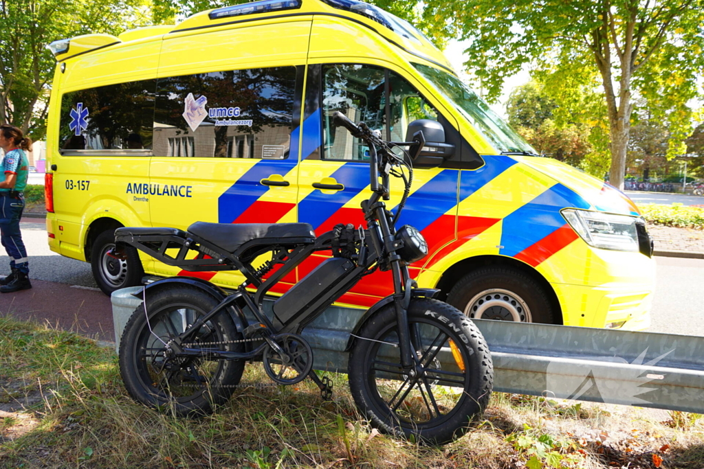 Fatbiker botst achterop lijnbus en raakt gewond