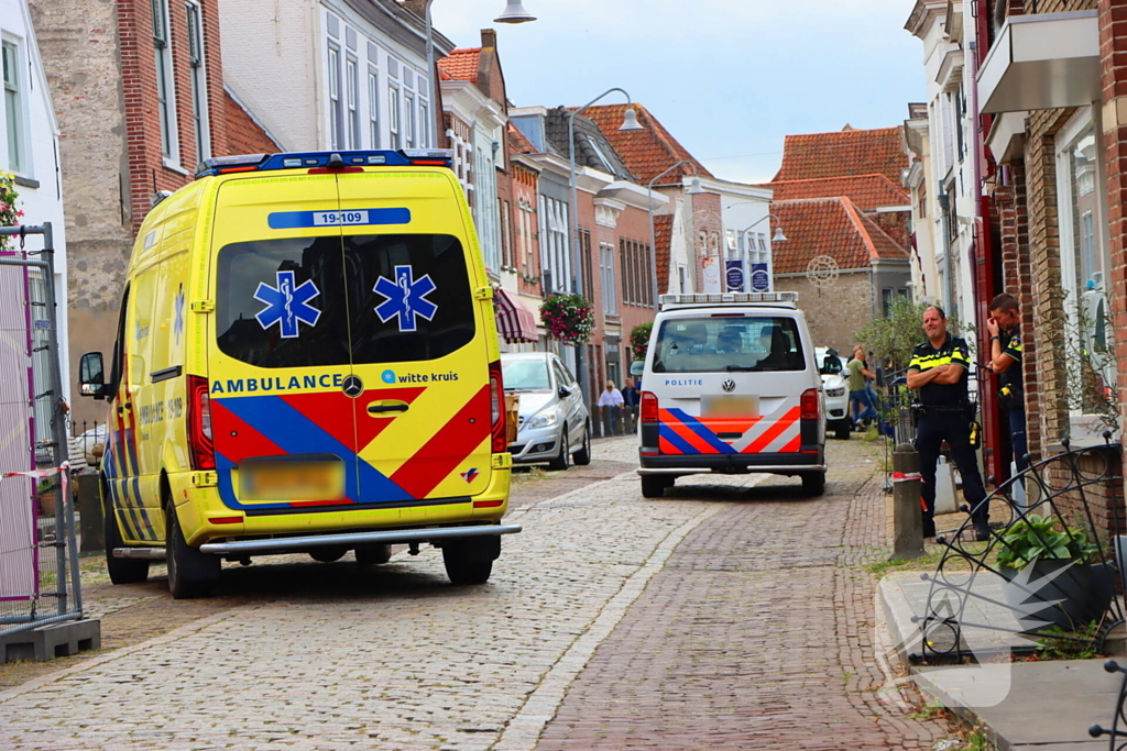 Hand klem bij werkzaamheden in molen, gewonde met spoed naar ziekenhuis