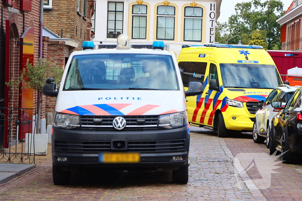 Hand klem bij werkzaamheden in molen, gewonde met spoed naar ziekenhuis