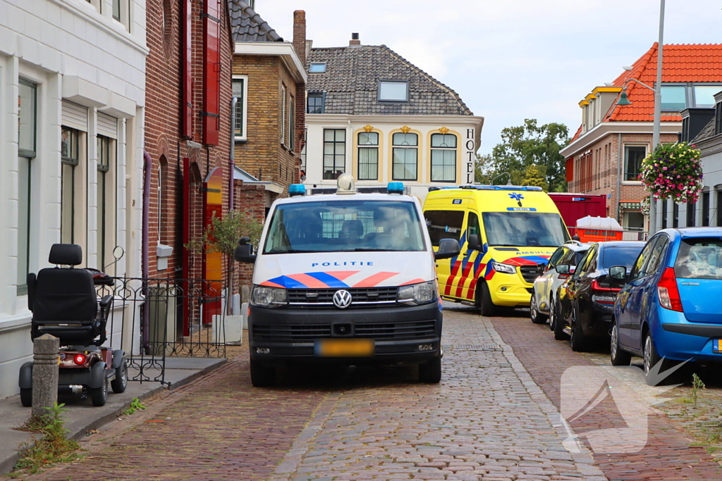 Hand klem bij werkzaamheden in molen, gewonde met spoed naar ziekenhuis