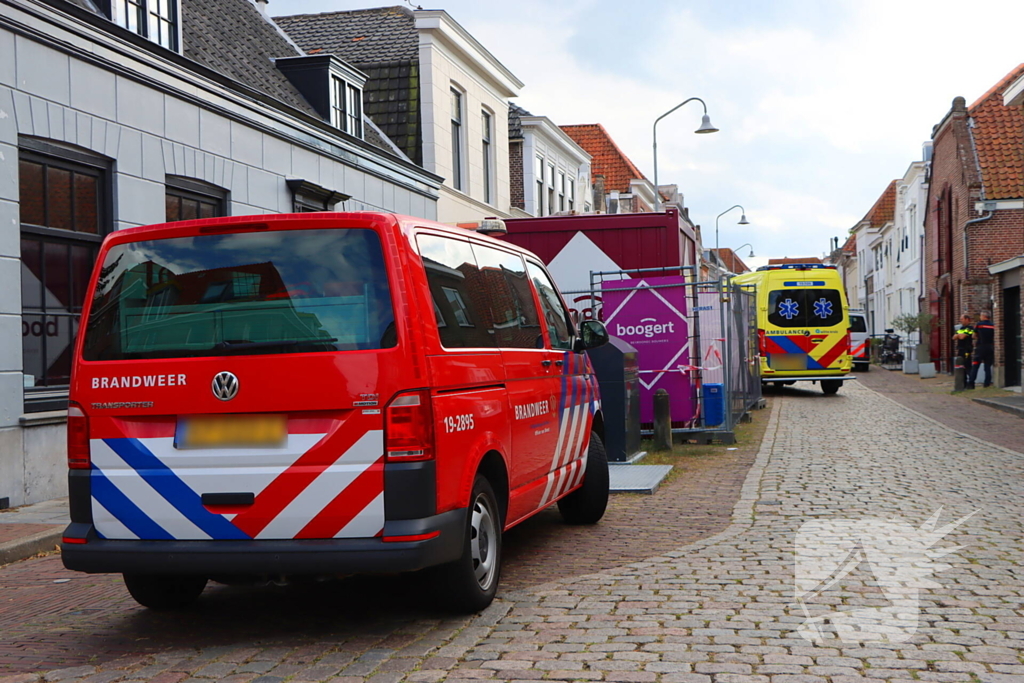 Hand klem bij werkzaamheden in molen, gewonde met spoed naar ziekenhuis