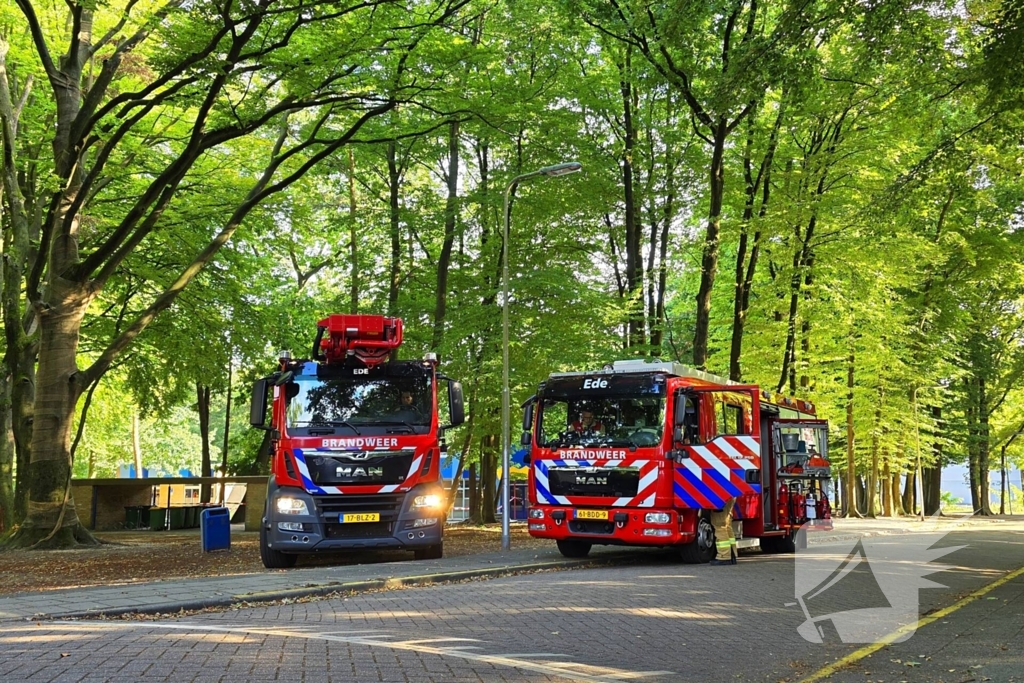 Boom valt op kinderwagen op schoolplein