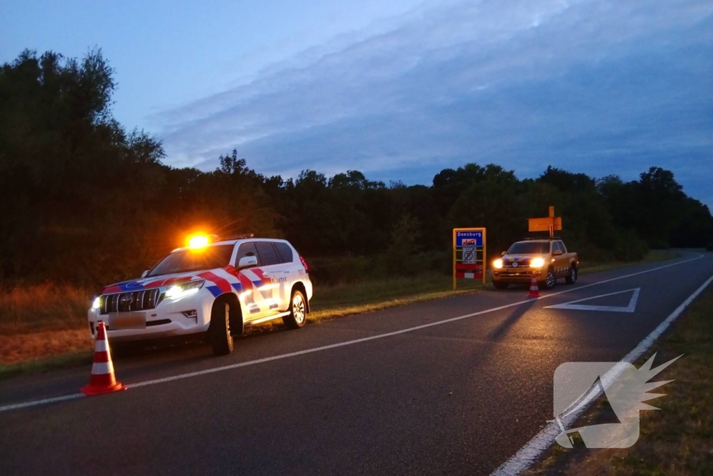 Bestelbus en auto botsen op kruispunt