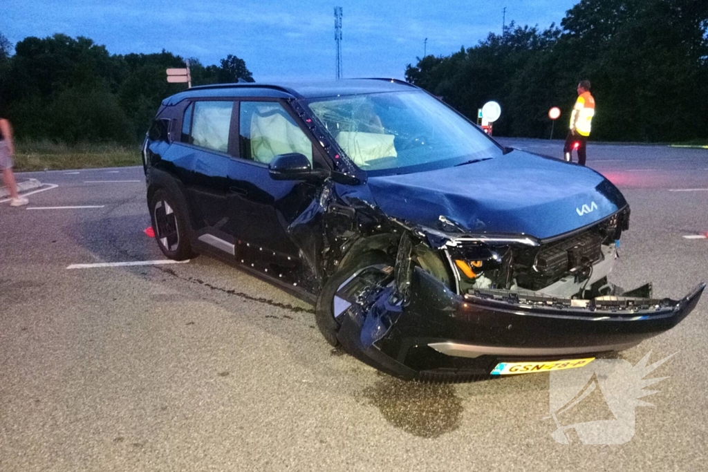 Bestelbus en auto botsen op kruispunt