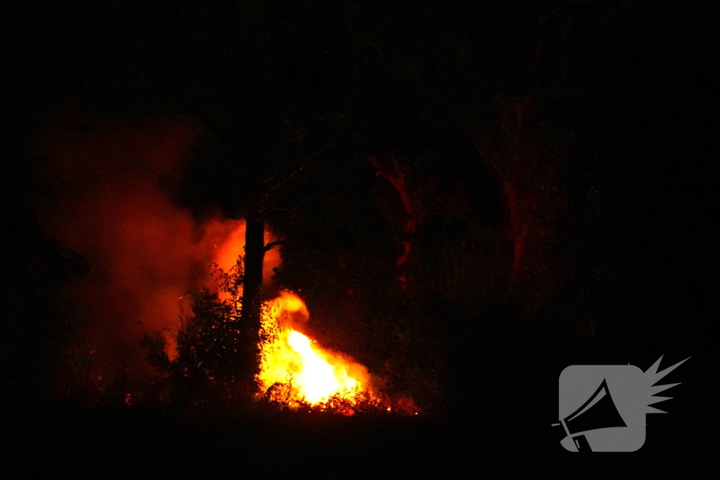 Brandweer blust moeilijk bereikbare brand