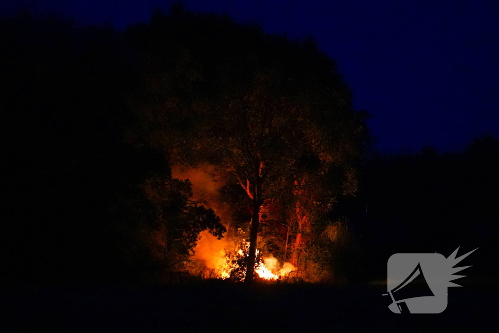 Brandweer blust moeilijk bereikbare brand