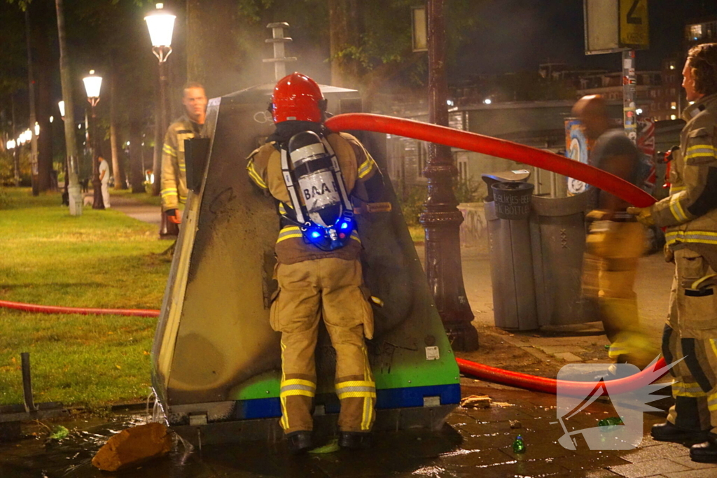 Brandweer blust containerbrand