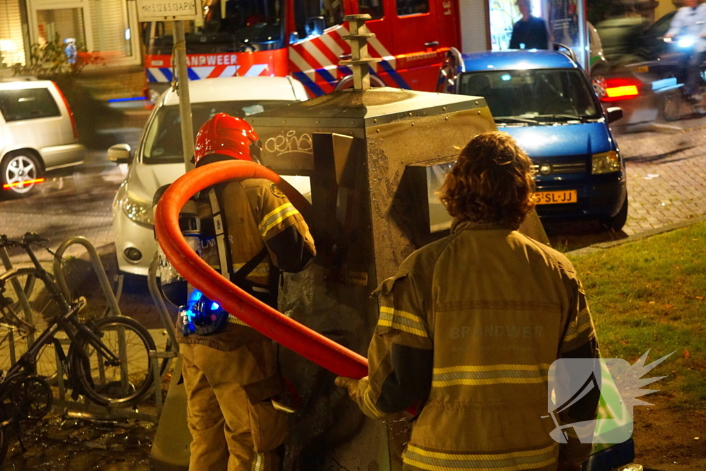 Brandweer blust containerbrand