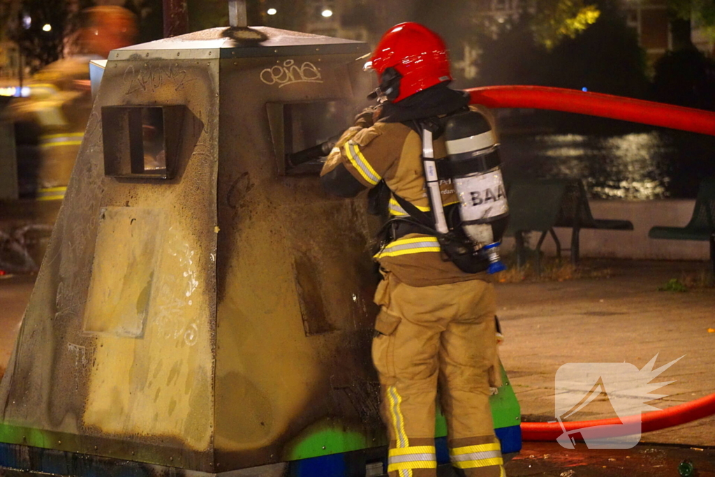 Brandweer blust containerbrand