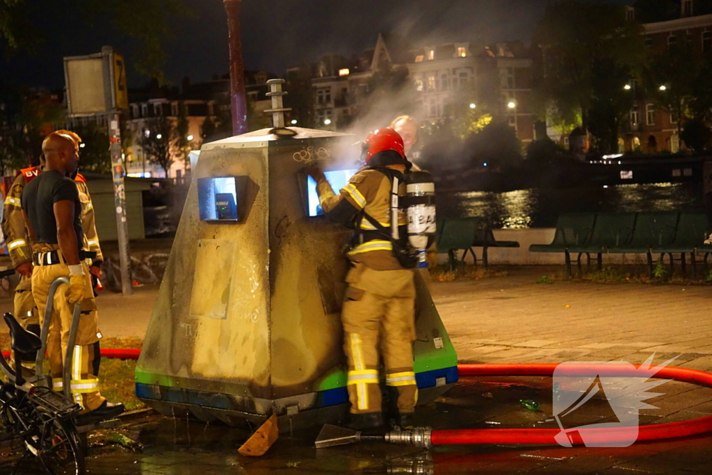 Brandweer blust containerbrand