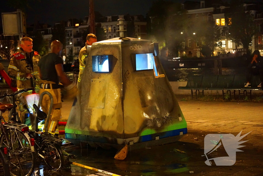 Brandweer blust containerbrand