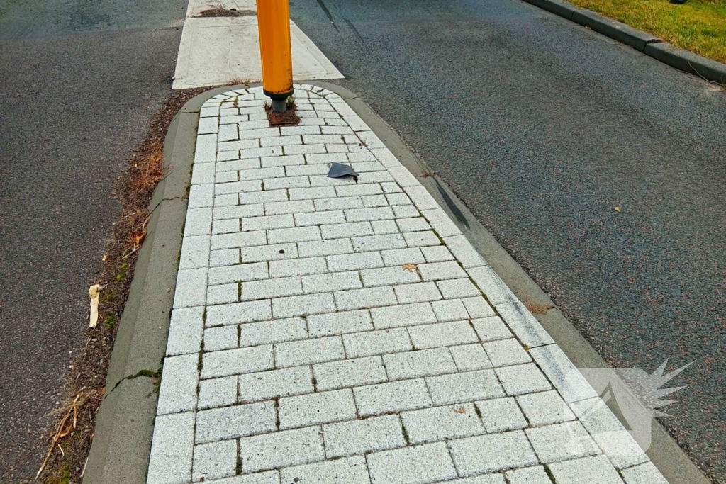 Personenauto botst tegen vluchtheuvel en krijgt lekke band