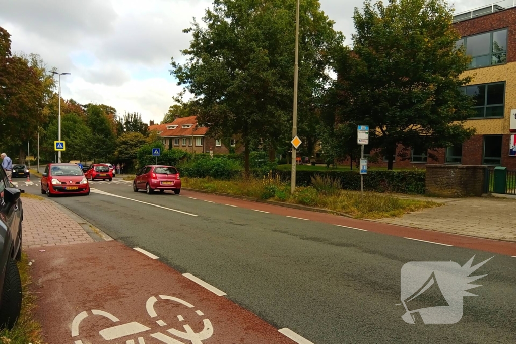 Personenauto botst tegen vluchtheuvel en krijgt lekke band