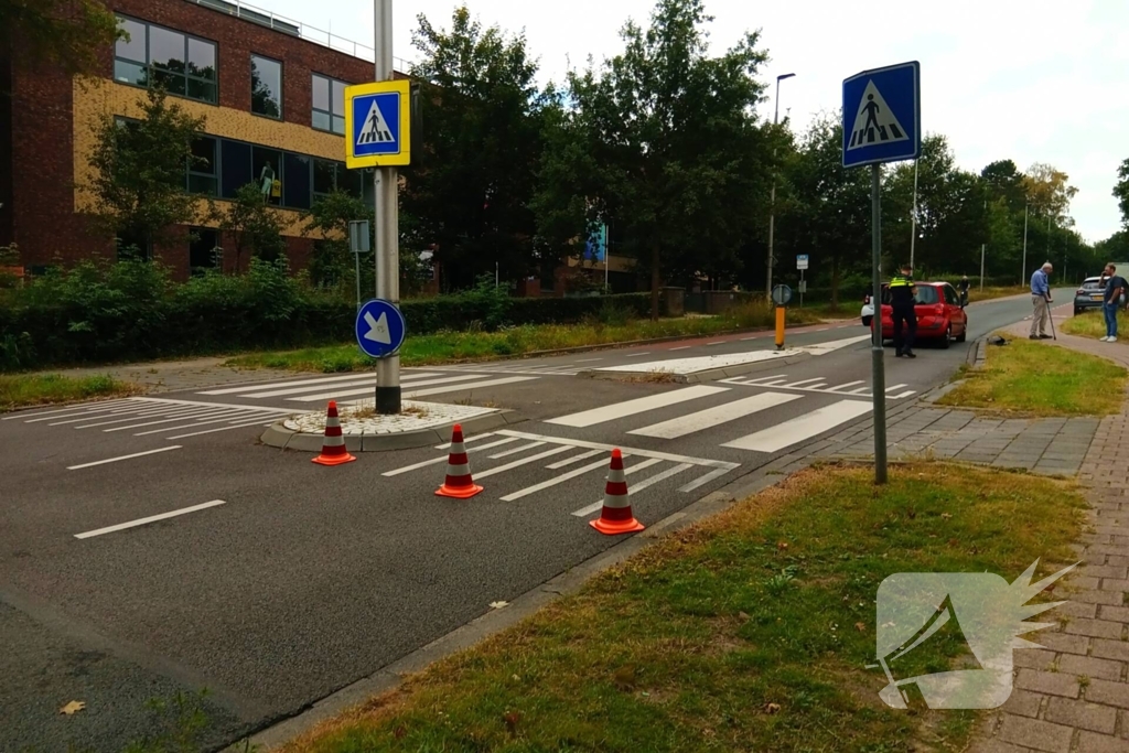 Personenauto botst tegen vluchtheuvel en krijgt lekke band