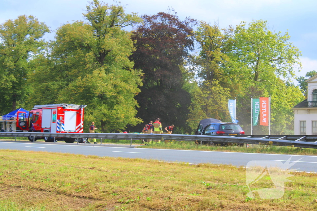 Flinke schade bij ongeval tussen vrachtwagen en personenauto