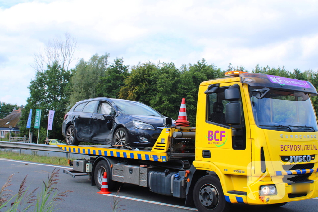 Flinke schade bij ongeval tussen vrachtwagen en personenauto