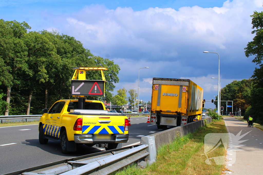 Flinke schade bij ongeval tussen vrachtwagen en personenauto
