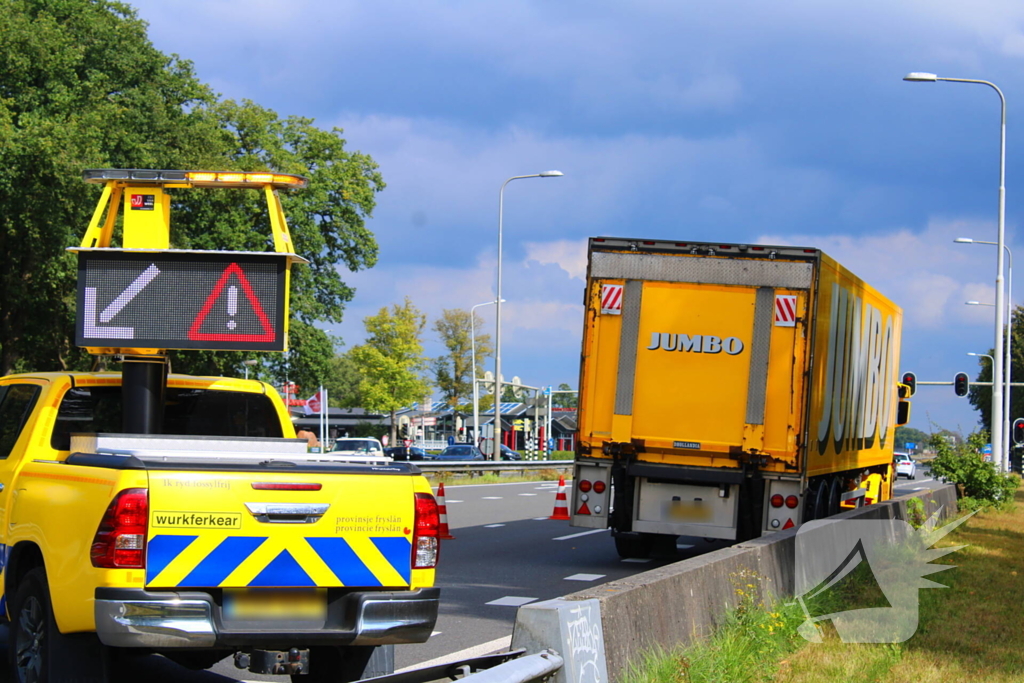 Flinke schade bij ongeval tussen vrachtwagen en personenauto