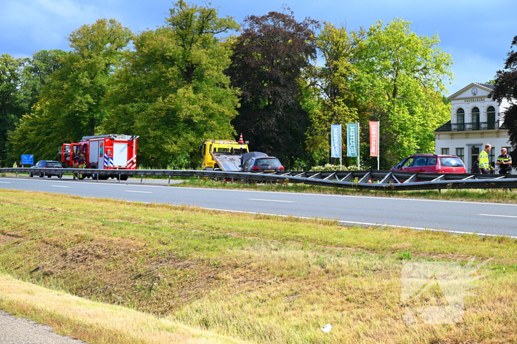 Flinke schade bij ongeval tussen vrachtwagen en personenauto