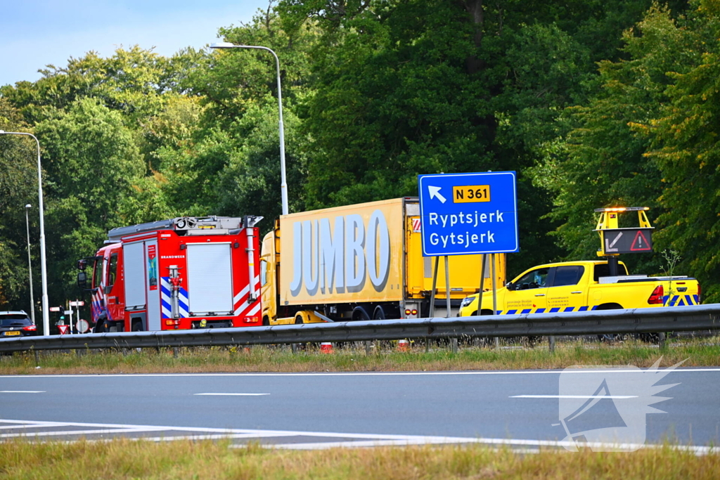 Flinke schade bij ongeval tussen vrachtwagen en personenauto