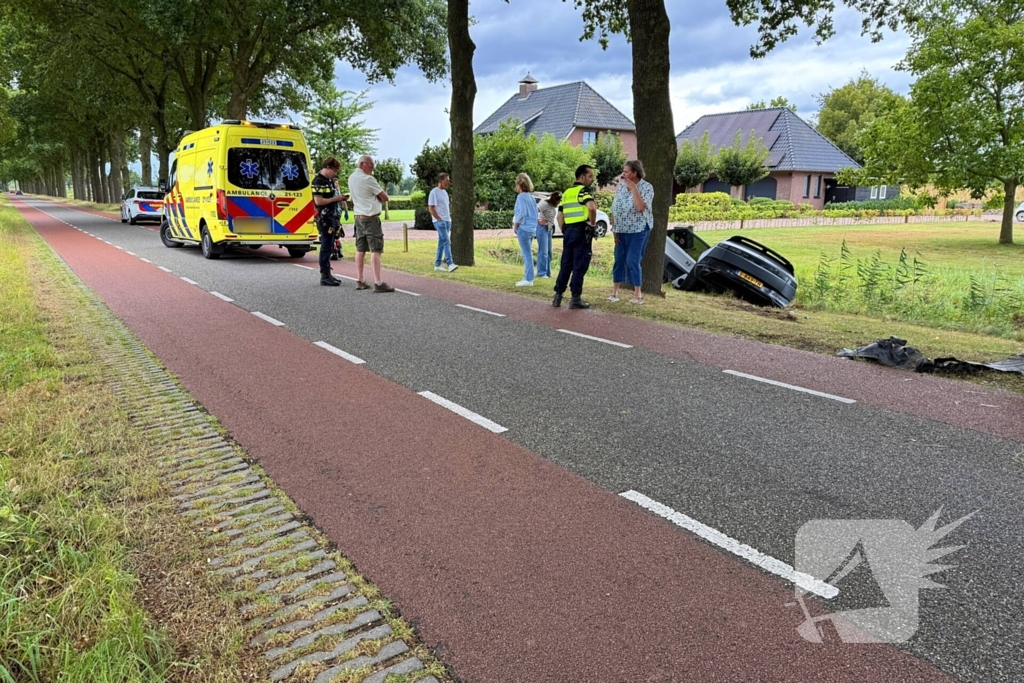 auto botst op boom en wiel breekt af