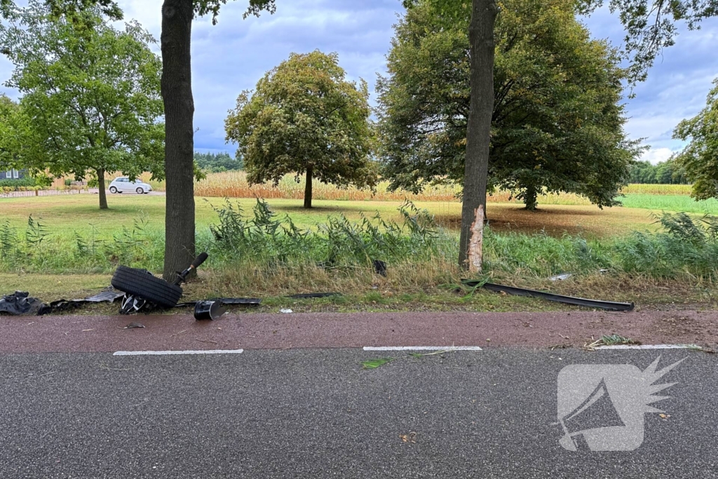 auto botst op boom en wiel breekt af