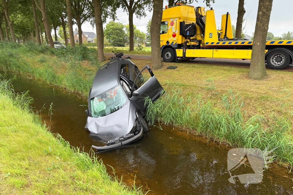 auto botst op boom en wiel breekt af
