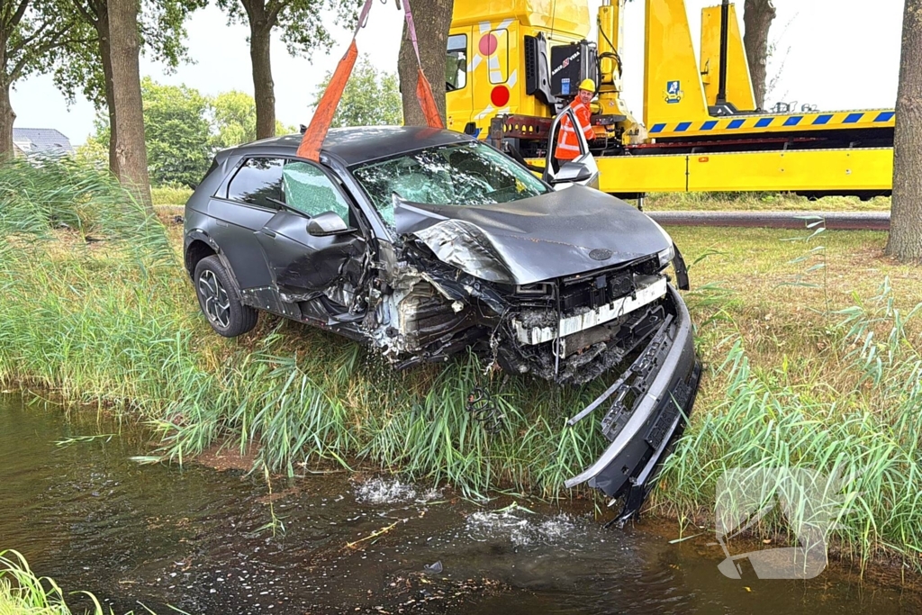 auto botst op boom en wiel breekt af