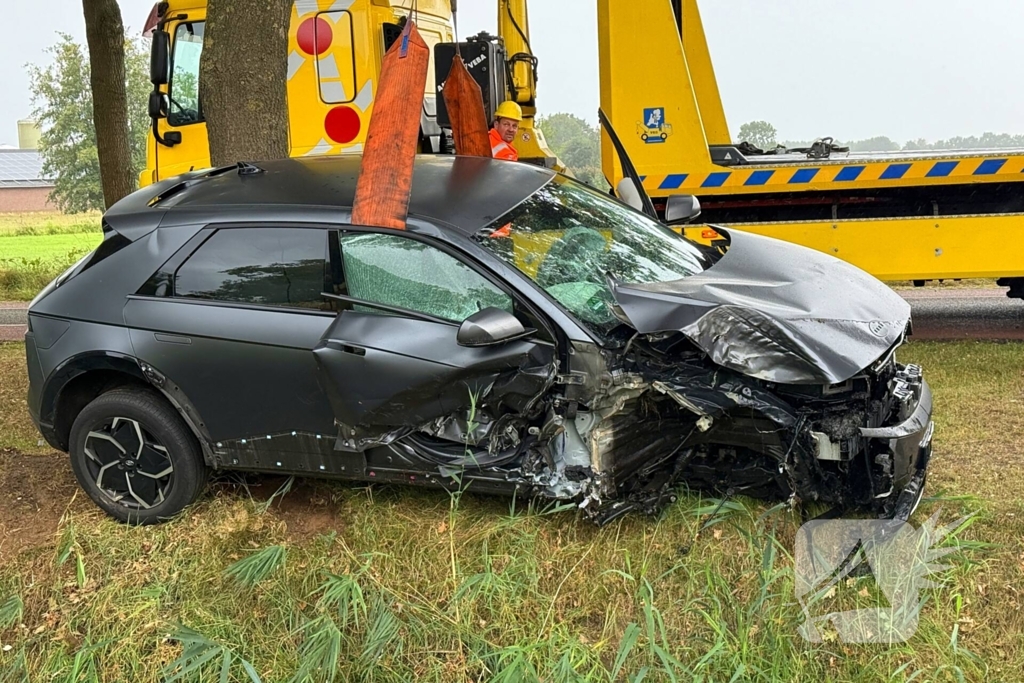auto botst op boom en wiel breekt af