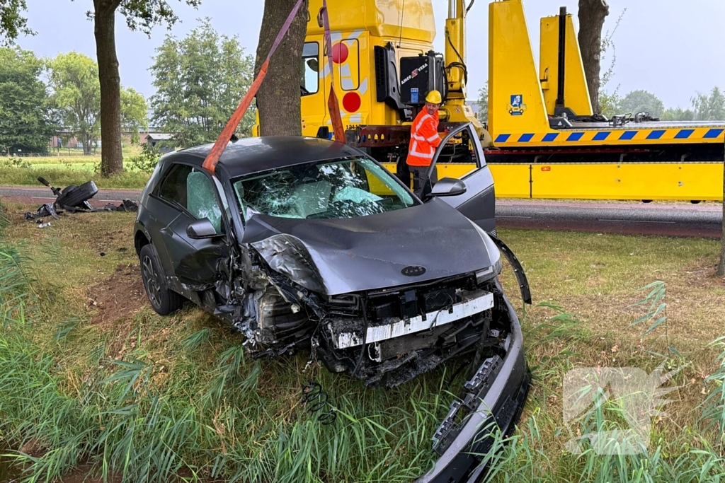 auto botst op boom en wiel breekt af