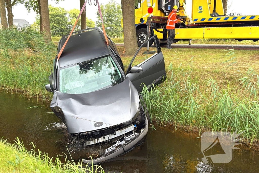 auto botst op boom en wiel breekt af