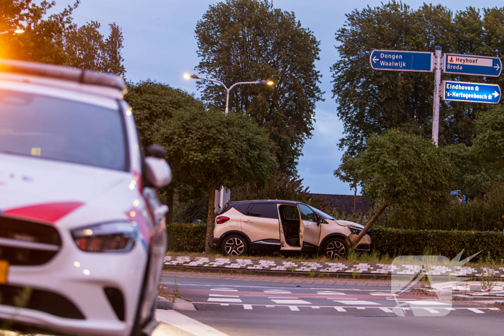 Automobilist belandt op rotonde en klapt op boom