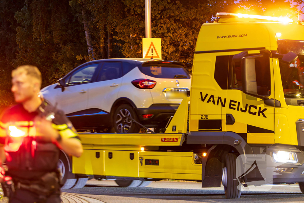 Automobilist belandt op rotonde en klapt op boom