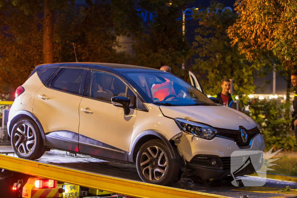 Automobilist belandt op rotonde en klapt op boom