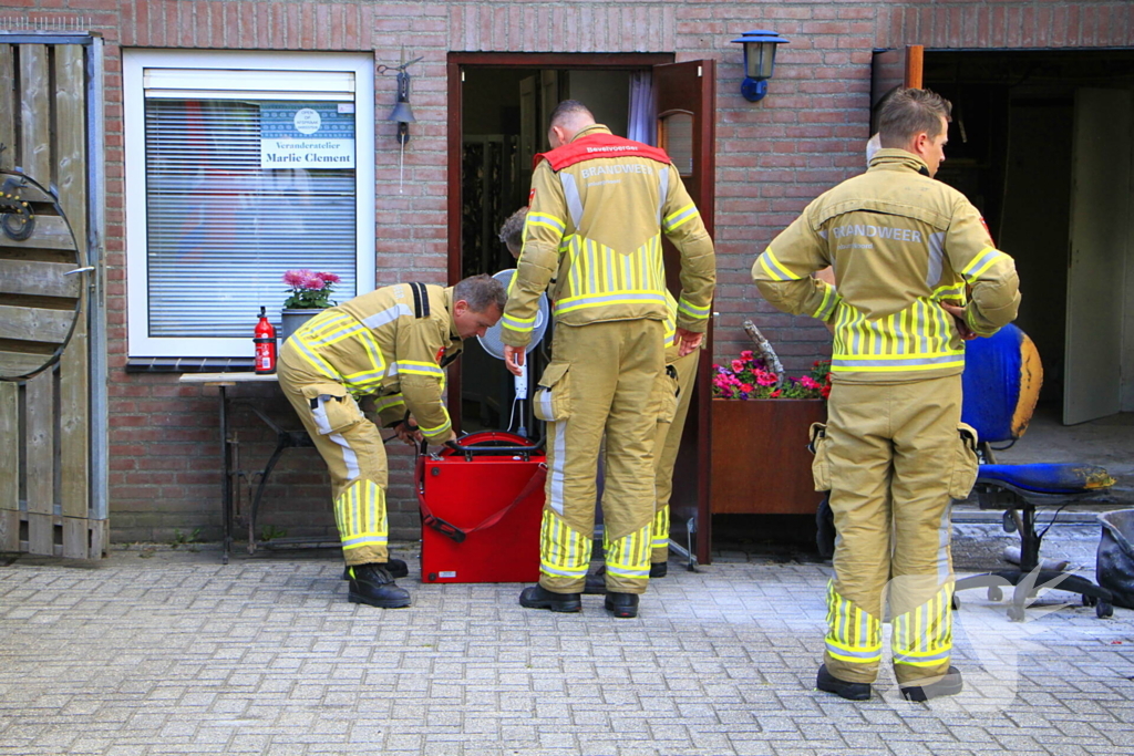 Man steekt stoel in brand tijdens lassen