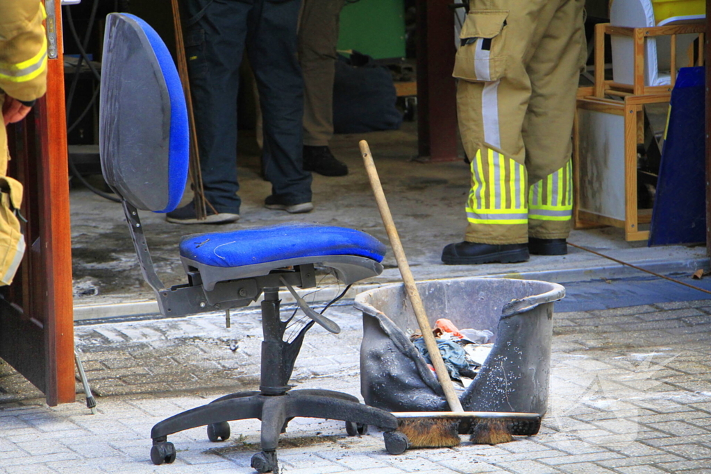 Man steekt stoel in brand tijdens lassen
