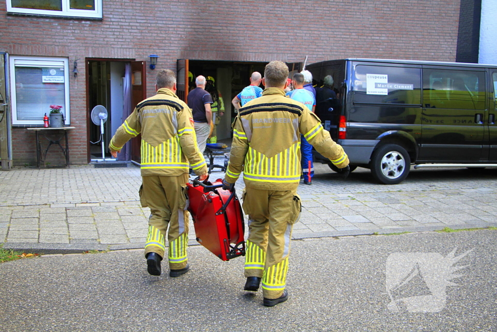 Man steekt stoel in brand tijdens lassen