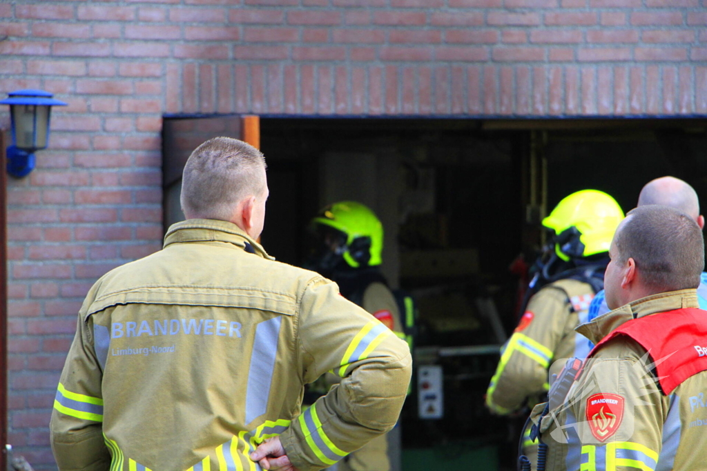 Man steekt stoel in brand tijdens lassen