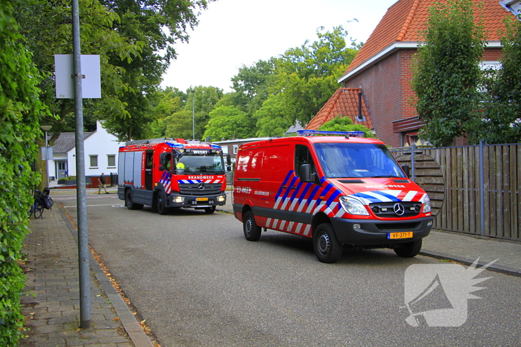 Man steekt stoel in brand tijdens lassen