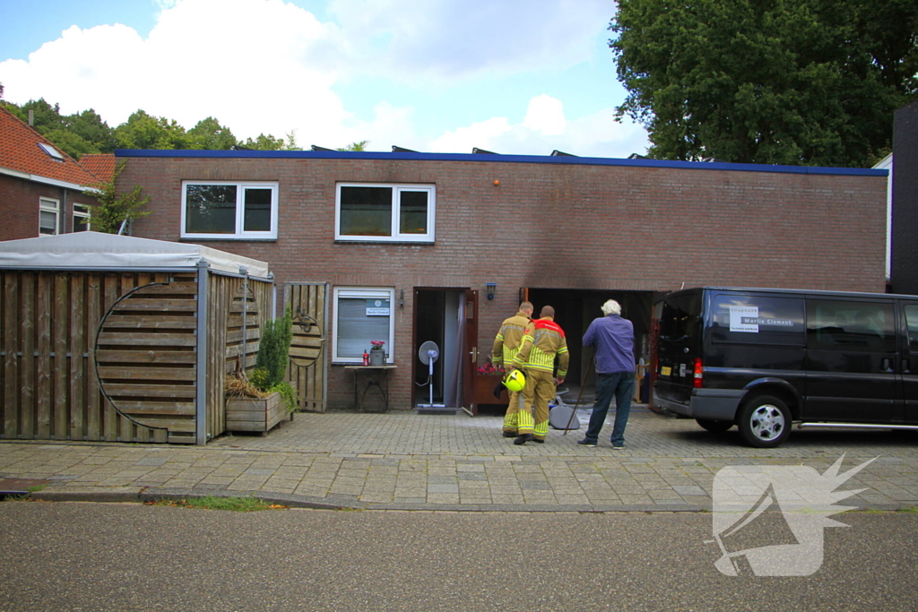 Man steekt stoel in brand tijdens lassen