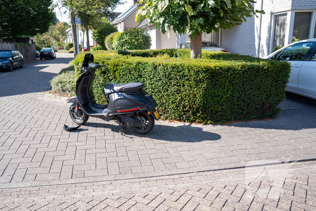 Scooter botst op achteruitrijdende auto