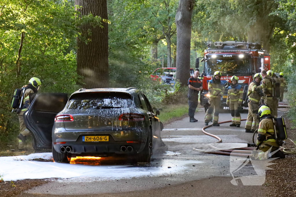 Auto brand volledig uit na moeizame blusactie