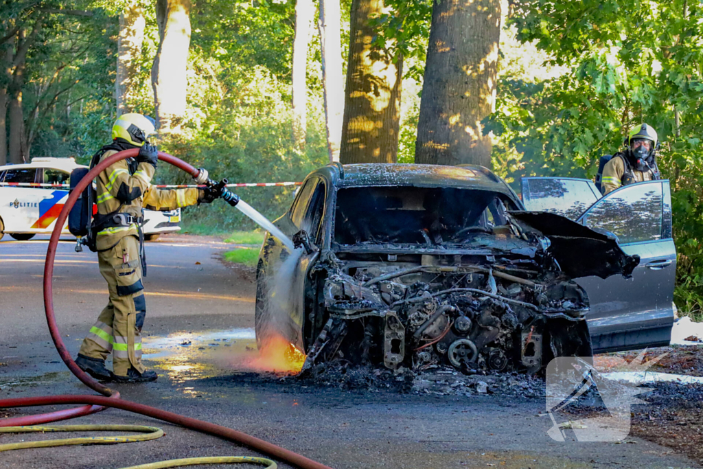 Auto brand volledig uit na moeizame blusactie