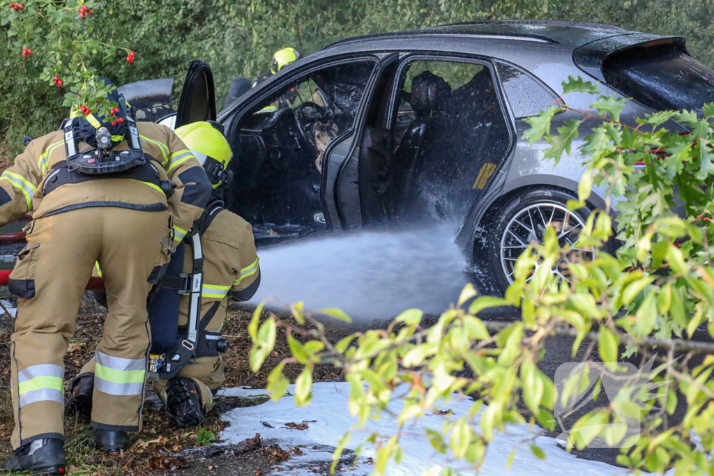 Auto brand volledig uit na moeizame blusactie