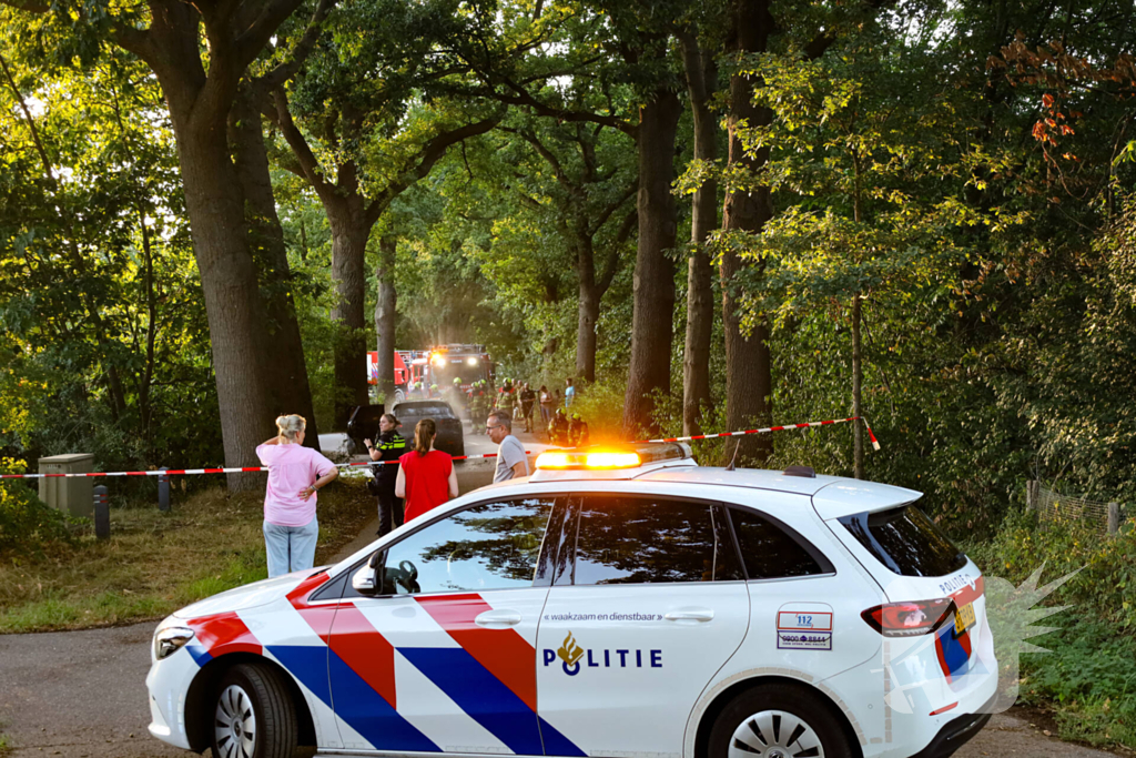 Auto brand volledig uit na moeizame blusactie