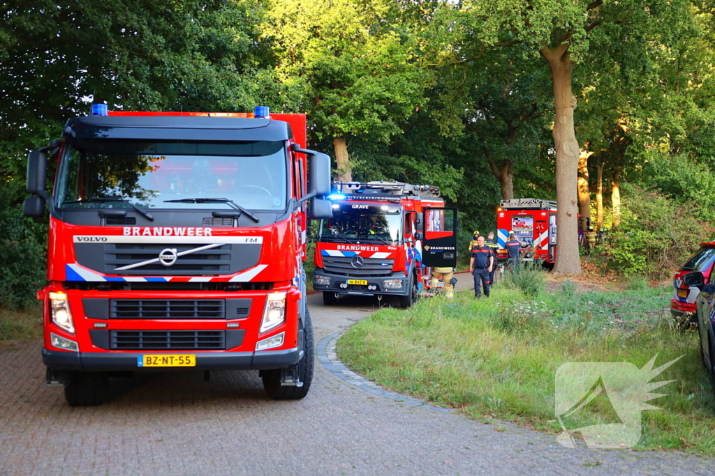 Auto brand volledig uit na moeizame blusactie