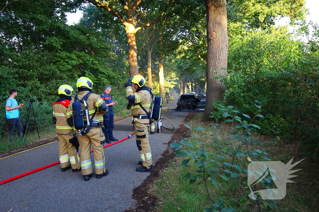 Auto brand volledig uit na moeizame blusactie