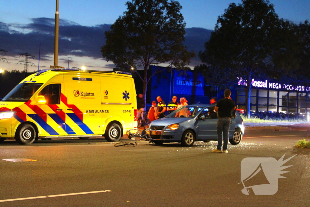 Fiets belandt onder auto bumper