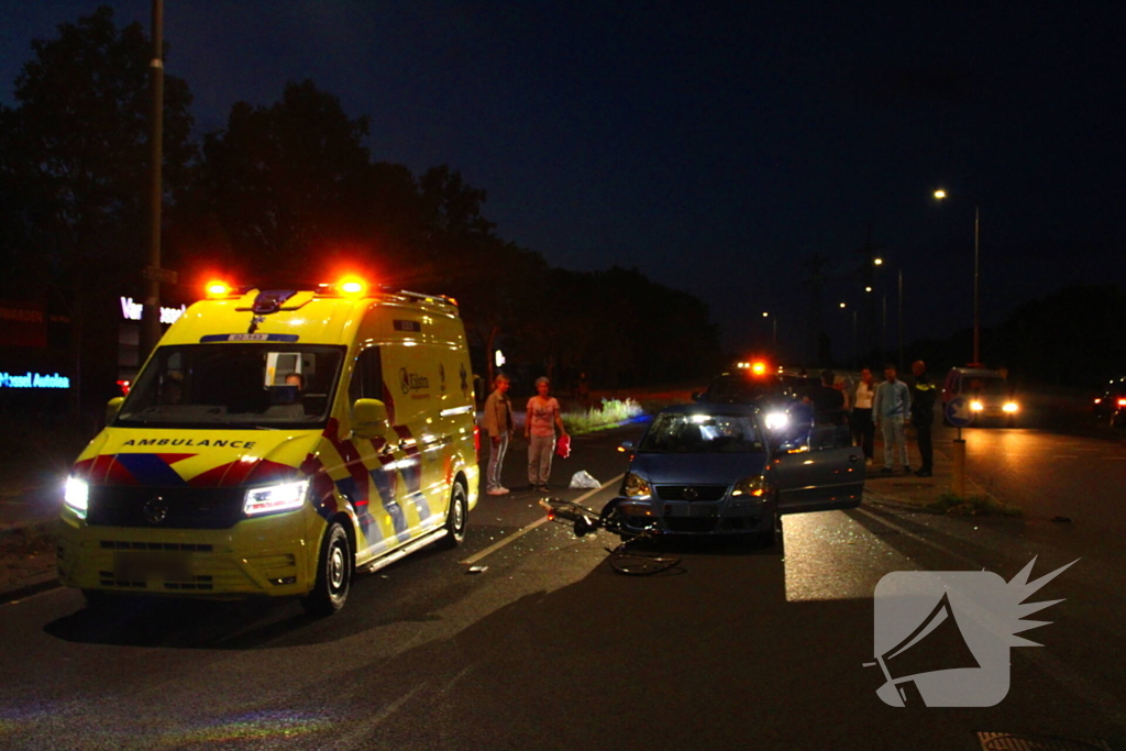 Fiets belandt onder auto bumper